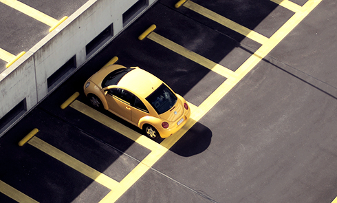 Ud over en shuttleservice tilbyder Quick Parking også en betjent parkeringsservice i visse lufthavne. Bare kør til terminalbygningen, så sørger vi for, at din bil er parkeret sikkert på vores parkeringsplads. Når du vender tilbage, kører vi din bil tilbage til terminalen. Parkeringsservice vinder mere og mere popularitet, fordi det sparer dig tid, og du ikke behøver at kæmpe med din bagage.