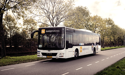 Du parkerar själv din bil på vår väl upplysta och säkrade parkering nära flygplatsen. Våra bekväma Transferbussar tar dig till flygplatsen med kort väntetid. När du återvänder till flygplatsen tar vi dig tillbaka till din bil. Du kan snabbt åka hem eller till kontoret. De flesta av våra parkeringar erbjuder invändig parkering och faciliteter för att ladda din elbil. På vissa parkeringar kan du välja mellan enkel eller vanlig Transferparkering.